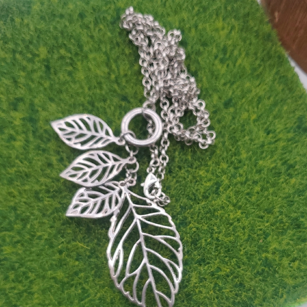 Elegant Silver Tone Leaf Pendant Necklace 30 Inch N3902